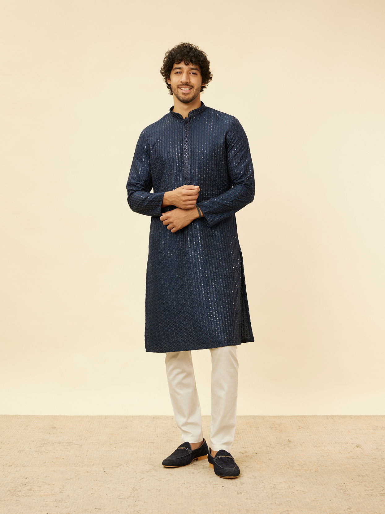 alt message - Manyavar Men Indigo Blue Petal String Patterned Kurta Set image number 2